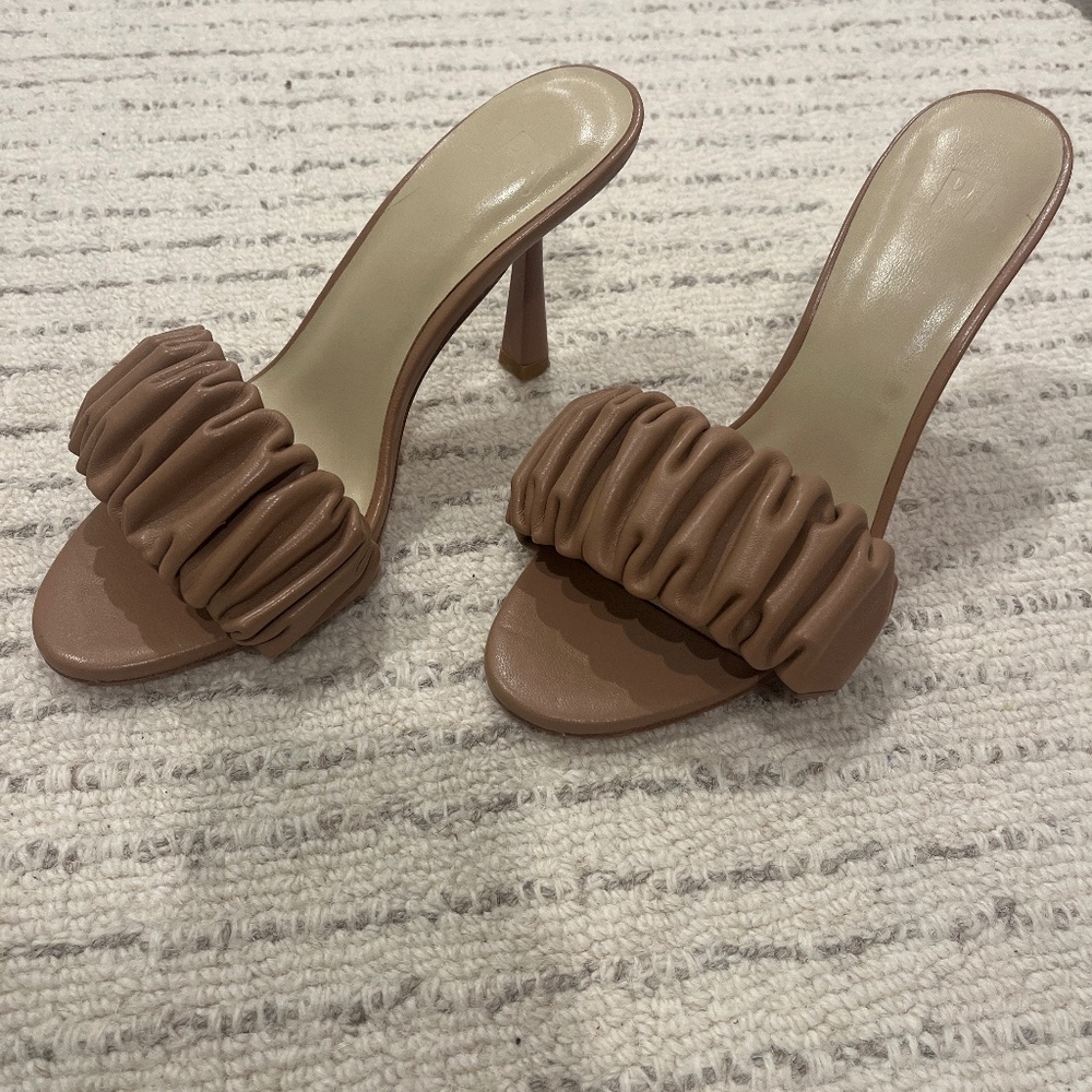 Sandal heeled slides